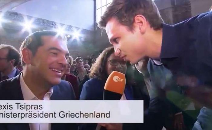 &quot;Ήρθατε εδώ για να δείτε κάτι πιο γ@@μένο από την Ελλάδα;&quot; ρώτησαν τον Τσίπρα κι εκείνος χαμογελούσε ... (vd)