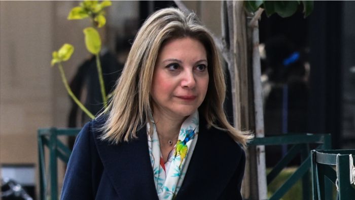 &Eta; &Kappa;&alpha;&rho;&upsilon;&sigma;&tau;&iota;&alpha;&nu;&omicron;ύ &alpha;&nu;&alpha;&kappa;&omicron;&iota;&nu;ώ&nu;&epsilon;&iota; &tau;&omicron; &kappa;ό&mu;&mu;&alpha; &pi;&rho;&iota;&nu; &tau;&omicron; &kappa;&alpha;&lambda;&omicron;&kappa;&alpha;ί&rho;&iota;