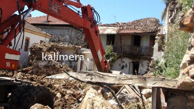 Κατεδαφίστηκε εγκαταλελειμμένο κτίριο στην Τρίπολη (vd)