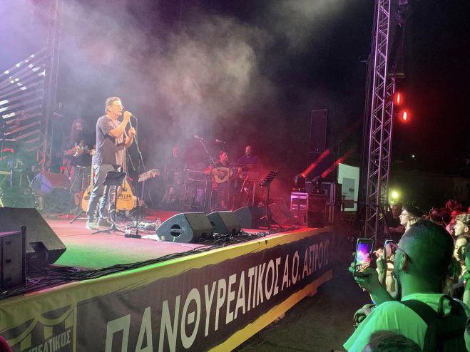 Μαγευτική συναυλία του Θανάση Παπακωνσταντίνου στο Άστρος (εικόνες - βίντεο)