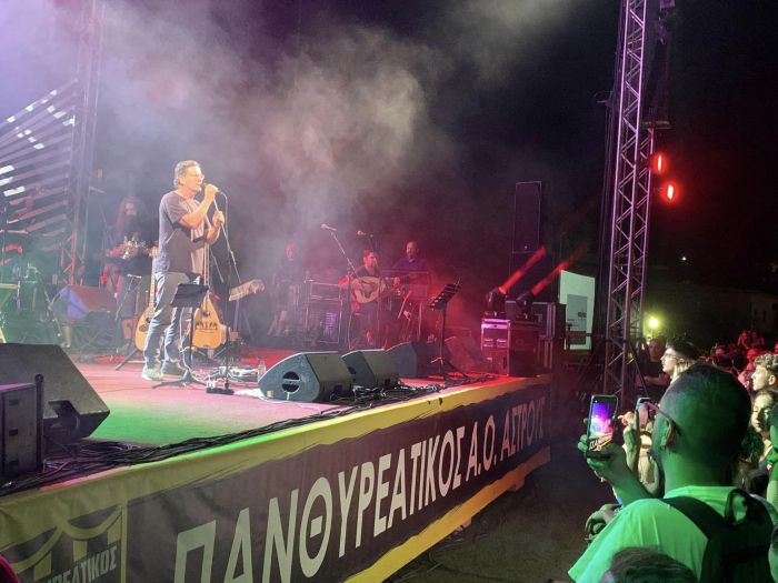 Μαγευτική συναυλία του Θανάση Παπακωνσταντίνου στο Άστρος (εικόνες - βίντεο)