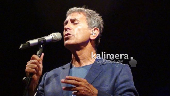 Μάγεψε με τη φωνή του και αποθεώθηκε ο Γιώργος Νταλάρας στο Παράλιο (εικόνες – βίντεο)!