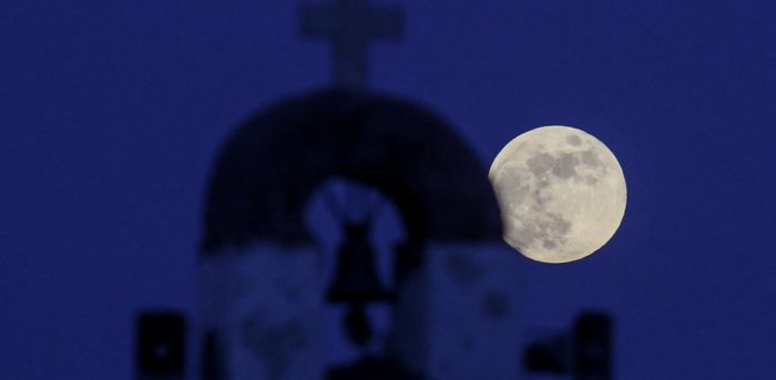 «Πανσέληνος της Φράουλας» | Εντυπωσιάζουν οι εικόνες από την Ελλάδα