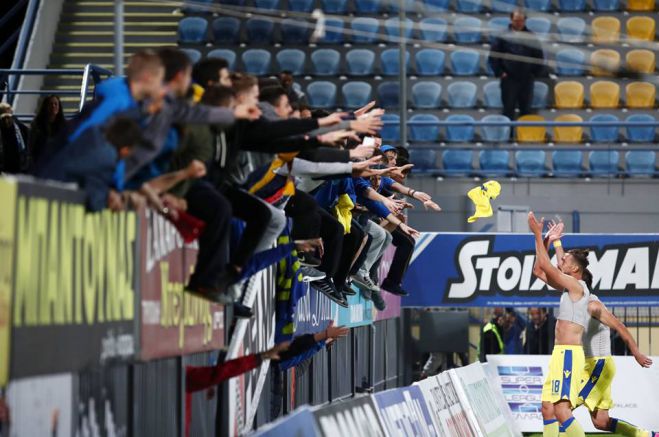 &Eta; &Pi;&Alpha;&Epsilon; &Alpha;&sigma;&tau;έ&rho;&alpha;&sigmaf; ... &alpha;&pi;&omicron;&theta;&epsilon;ώ&nu;&epsilon;&iota; &tau;&omicron;&upsilon;&sigmaf; &phi;&iota;&lambda;ά&theta;&lambda;&omicron;&upsilon;&sigmaf; &tau;&eta;&sigmaf; &omicron;&mu;ά&delta;&alpha;&sigmaf;!