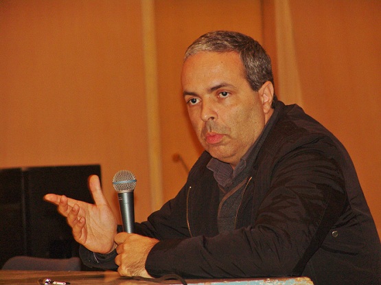 &Gamma;&iota;&alpha; &tau;&omicron;&nu; ά&nu;&theta;&rho;&omega;&pi;&omicron; &kappa;&alpha;&iota; &tau;&omicron; &pi;&epsilon;&rho;&iota;&beta;ά&lambda;&lambda;&omicron;&nu; &mu;ί&lambda;&eta;&sigma;&epsilon; &omicron; &Lambda;ύ&gamma;&epsilon;&rho;&omicron;&sigmaf; &sigma;&tau;&eta;&nu; &Tau;&rho;ί&pi;&omicron;&lambda;&eta; (&epsilon;&iota;&kappa;ό&nu;&epsilon;&sigmaf; &kappa;&alpha;&iota; &beta;ί&nu;&tau;&epsilon;&omicron;)