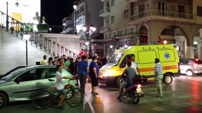 Τροχαίο ατύχημα τη νύχτα στην κεντρική πλατεία Τρίπολης (εικόνες)