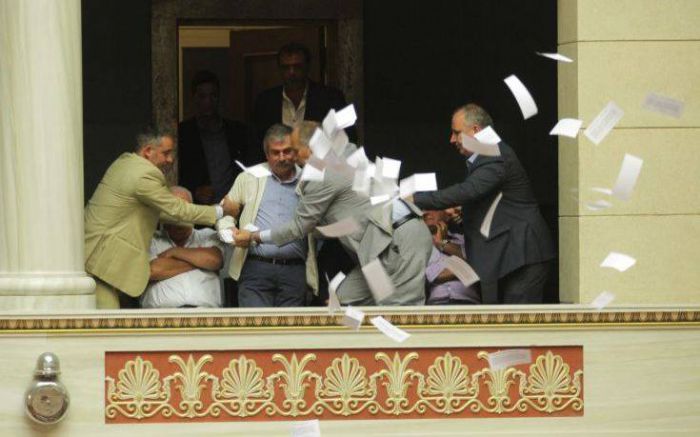 Χαμός ... Χαρτάκια πέταξε μέσα στη Βουλή ο Πετράκος! (εικόνες)
