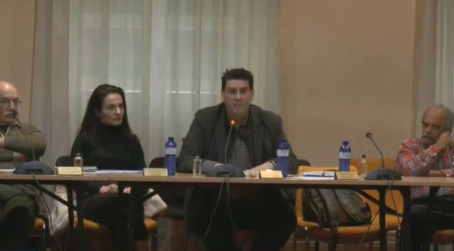 &Tau;&sigma;&iota;&alpha;&mu;&omicron;ύ&lambda;&omicron;&sigmaf; &gamma;&iota;&alpha; &tau;&eta; &delta;&eta;&mu;&omicron;&tau;&iota;&kappa;ή &alpha;&rho;&chi;ή: "&Kappa;ά&nu;&omicron;&upsilon;&mu;&epsilon; &epsilon;&rho;&omega;&tau;ή&sigma;&epsilon;&iota;&sigmaf;, &alpha;&lambda;&lambda;ά &delta;&epsilon;&nu; &pi;&alpha;ί&rho;&nu;&omicron;&upsilon;&mu;&epsilon; &alpha;&pi;&alpha;&nu;&tau;ή&sigma;&epsilon;&iota;&sigmaf;"