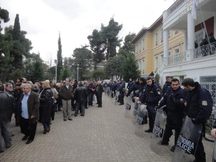 Ο Πετράκος γυρίζει στο 2014 και ... θυμίζει τα ΜΑΤ έξω από τη συνεδρίαση του Περιφερειακού Συμβουλίου στην Τρίπολη!