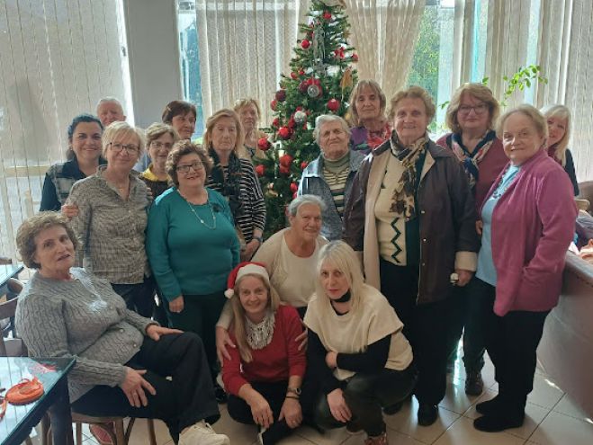 Στολίστηκε το Χριστουγεννιάτικο δέντρο στο παράρτημα ΚΑΠΗ Τρίπολης (vd)