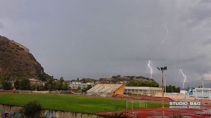 Δεκάδες κεραυνοί στο Ναύπλιο κατά την διάρκεια καταιγίδας (vd)