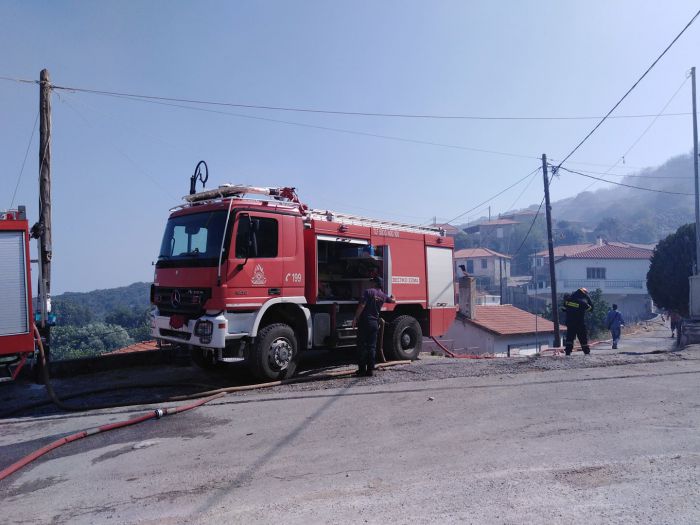 Eκκενώθηκε η Μαθία Πεταλιδίου – Σε απόσταση αναπνοής από τα σπίτια έφτασαν οι φλόγες