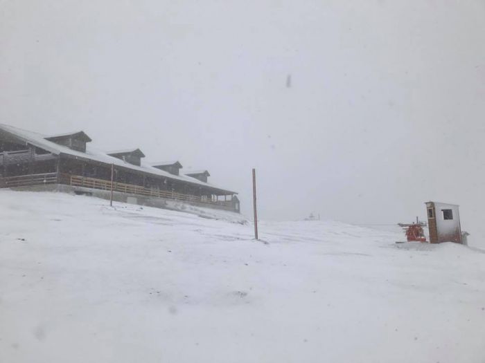 Όλα λευκά και στο Χιονοδρομικό Κέντρο Καλαβρύτων (εικόνες)
