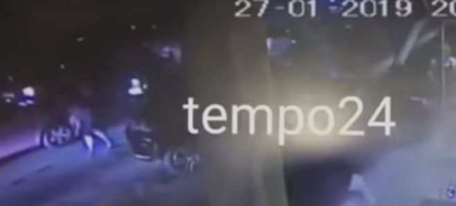 Bί&nu;&tau;&epsilon;&omicron;-&sigma;&omicron;&kappa; | &Eta; &sigma;&tau;&iota;&gamma;&mu;ή &pi;&omicron;&upsilon; &tau;&omicron; &tau;&rho;ί&chi;&rho;&omicron;&nu;&omicron; &kappa;&omicron;&rho;&iota;&tau;&sigma;ά&kappa;&iota; &sigma;&tau;&eta;&nu; &Pi;ά&tau;&rho;&alpha; &pi;&alpha;&rho;&alpha;&sigma;ύ&rho;&epsilon;&tau;&alpha;&iota; &alpha;&pi;ό &alpha;&upsilon;&tau;&omicron;&kappa;ί&nu;&eta;&tau;&omicron;