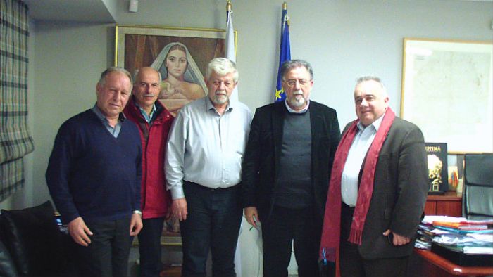 &Sigma;&tau;&omicron; &Delta;&eta;&mu;&alpha;&rho;&chi;&epsilon;ί&omicron; &tau;&eta;&sigmaf; &Tau;&rho;ί&pi;&omicron;&lambda;&eta;&sigmaf; &omicron; &alpha;&nu;&alpha;&pi;&lambda;&eta;&rho;&omega;&tau;ή&sigmaf; &Upsilon;&pi;&omicron;&upsilon;&rho;&gamma;ό&sigmaf; &Delta;&eta;&mu;ό&sigma;&iota;&alpha;&sigmaf; &Tau;ά&xi;&eta;&sigmaf;