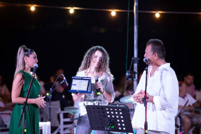 &Eta; &pi;&rho;&omega;&tau;&alpha;&theta;&lambda;ή&tau;&rho;&iota;&alpha; &gamma;&upsilon;&nu;&alpha;&iota;&kappa;&epsilon;ί&alpha; &omicron;&mu;ά&delta;&alpha; &tau;&omicron;&upsilon; &Alpha;&sigma;&tau;έ&rho;&alpha; &tau;&iota;&mu;ή&theta;&eta;&kappa;&epsilon; &sigma;&tau;&omicron; &Pi;&alpha;&rho;ά&lambda;&iota;&omicron; Ά&sigma;&tau;&rho;&omicron;&sigmaf; (&epsilon;&iota;&kappa;ό&nu;&epsilon;&sigmaf;)