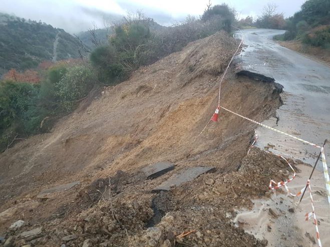 Φαλαισία | Αποκολλήθηκε κομμάτι του δρόμου που οδηγεί στον Οικισμό Σπανέικα (εικόνες)