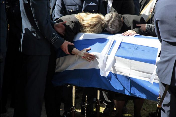 Η Ελλάδα αποχαιρέτησε τον ήρωα σμηναγό | Τραγικές φιγούρες η μητέρα και η σύζυγος του πιλότου (vd)