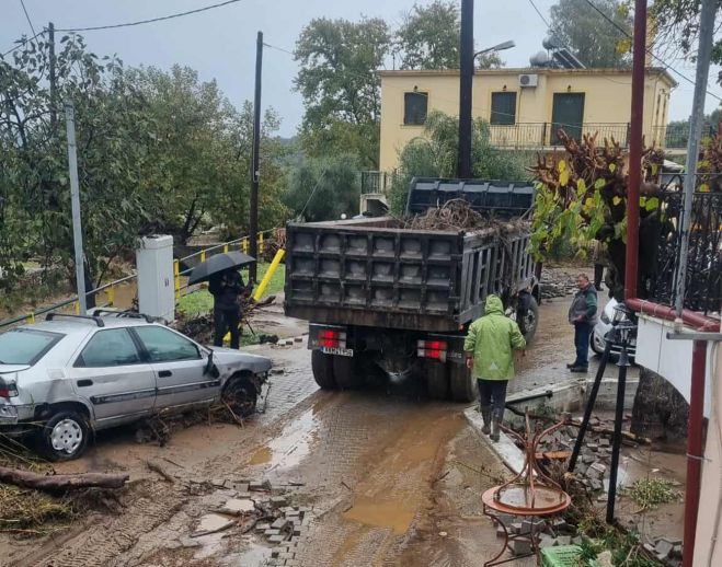 Ποτάμια λάσπης σε Λακωνία και Μεσσηνία | Αυτοκίνητα σε αυλές σπιτιών – Κομμένοι δρόμοι σε Νέα Κορώνη και Φοινικούντα