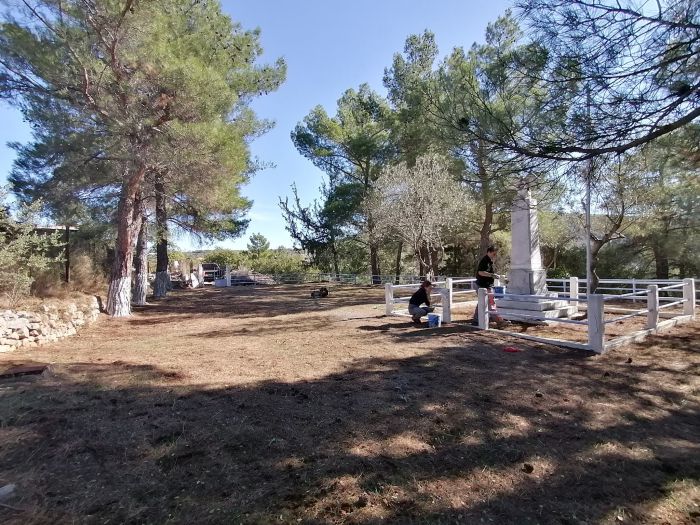 Ελαιοχώρι | Καθαρίστηκε ο χώρος των Ηρώων του χωριού (εικόνες)