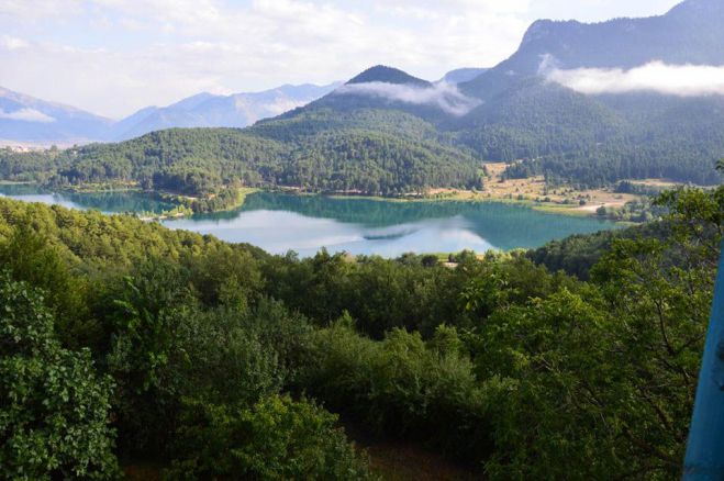 &Epsilon;&kappa;&delta;&rho;&omicron;&mu;ή &gamma;&iota;&alpha; &tau;&alpha; &mu;έ&lambda;&eta; &tau;&omicron;&upsilon; &Kappa;&Alpha;&Pi;&Eta; &Delta;ή&mu;&omicron;&upsilon; &Tau;&rho;ί&pi;&omicron;&lambda;&eta;&sigmaf; &sigma;&epsilon; &Phi;&epsilon;&nu;&epsilon;ό, &Lambda;ί&mu;&nu;&eta; &Delta;ό&xi;&alpha;&sigmaf;, &Gamma;&kappa;&omicron;ύ&rho;&alpha; &kappa;&alpha;&iota; &laquo;Mare West&raquo; &sigma;&tau;&eta;&nu; &Kappa;ό&rho;&iota;&nu;&theta;&omicron;