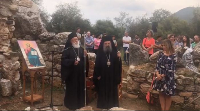 Συγκίνηση | Ιστορικές στιγμές για την κόκκινη εκκλησία στο χωριό Λουκά Μαντινείας! (vd)