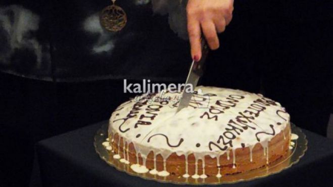 &Kappa;ό&beta;&epsilon;&iota; &pi;ί&tau;&alpha; &omicron; &Phi;&iota;&lambda;&omicron;&tau;&epsilon;&chi;&nu;&iota;&kappa;ό&sigmaf; Ό&mu;&iota;&lambda;&omicron;&sigmaf; &Tau;&rho;ί&pi;&omicron;&lambda;&eta;&sigmaf;