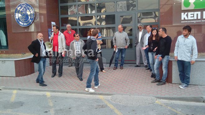 &Delta;&iota;&alpha;&mu;&alpha;&rho;&tau;&upsilon;&rho;ί&alpha; &gamma;&iota;&alpha; &tau;&alpha; &sigma;&kappa;&omicron;&upsilon;&pi;ί&delta;&iota;&alpha;: &laquo;&Nu;&alpha; &phi;ύ&gamma;&omicron;&upsilon;&nu; ά&mu;&epsilon;&sigma;&alpha; &alpha;&pi;ό &tau;&eta;&nu; &pi;ό&lambda;&eta; &kappa;&alpha;&iota; &tau;&alpha; &chi;&omega;&rho;&iota;ά &tau;&omicron;&upsilon; &Delta;ή&mu;&omicron;&upsilon; &Tau;&rho;ί&pi;&omicron;&lambda;&eta;&sigmaf;&raquo; (vd)!