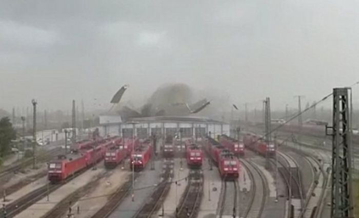 Ο άνεμος ξηλώνει την οροφή σιδηροδρομικού σταθμού στη Γερμανία (vd)