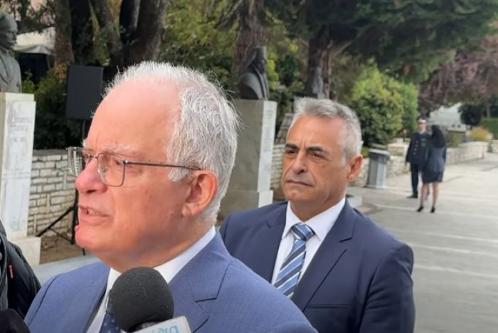 &Tau;&alpha;&sigma;&omicron;ύ&lambda;&alpha;&sigmaf; &alpha;&pi;ό &tau;&eta;&nu; &Tau;&rho;ί&pi;&omicron;&lambda;&eta;: &laquo;&Omicron; &Kappa;&omicron;&lambda;&omicron;&kappa;&omicron;&tau;&rho;ώ&nu;&eta;&sigmaf; έ&beta;&alpha;&lambda;&epsilon; &tau;&eta; &sigma;&phi;&rho;&alpha;&gamma;ί&delta;&alpha; &tau;&omicron;&upsilon; &ndash; &Eta; Ά&lambda;&omega;&sigma;&eta; ή&tau;&alpha;&nu; &kappa;&alpha;&theta;&omicron;&rho;&iota;&sigma;&tau;&iota;&kappa;ή &gamma;&iota;&alpha; &tau;&eta;&nu; &pi;&omicron;&rho;&epsilon;ί&alpha; &tau;&omicron;&upsilon; &Alpha;&gamma;ώ&nu;&alpha;&raquo; (vd)
