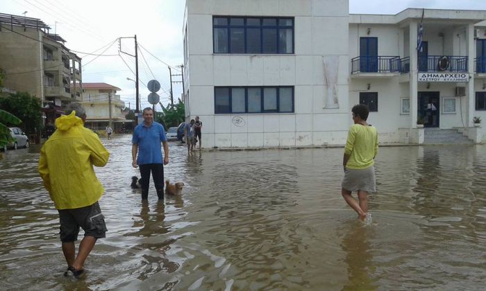 Ποτάμια οι δρόμοι στην Ηλεία - Έπεσαν δένδρα - Ανεμοστρόβιλος "χτύπησε" το Κατάκολο! (vd)
