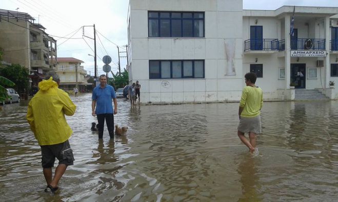 Ποτάμια οι δρόμοι στην Ηλεία - Έπεσαν δένδρα - Ανεμοστρόβιλος &quot;χτύπησε&quot; το Κατάκολο! (vd)