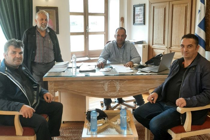 &Mu;&epsilon; &tau;&omicron;&nu; &Delta;ή&mu;&alpha;&rho;&chi;&omicron; &Gamma;&omicron;&rho;&tau;&upsilon;&nu;ί&alpha;&sigmaf; &sigma;&upsilon;&nu;&alpha;&nu;&tau;ή&theta;&eta;&kappa;&alpha;&nu; &sigma;&omega;&mu;&alpha;&tau;&epsilon;ί&alpha; &epsilon;&rho;&gamma;&alpha;&zeta;&omicron;&mu;έ&nu;&omega;&nu; &tau;&eta;&sigmaf; &Delta;&Epsilon;&Eta;