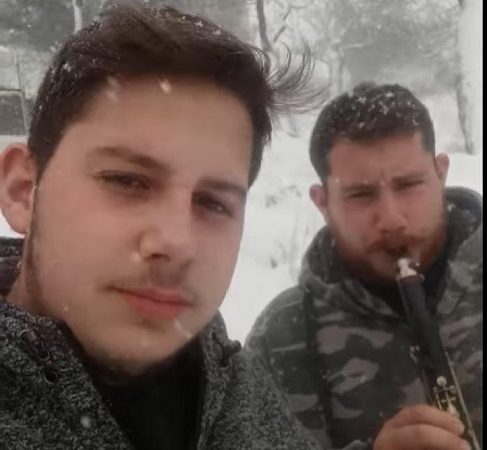 Τραγούδι με κλαρίνο μέσα στο χιόνι από τα αδέρφια Μπιστόλα! (vd)