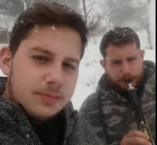 Τραγούδι με κλαρίνο μέσα στο χιόνι από τα αδέρφια Μπιστόλα! (vd)