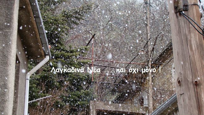 Πυκνή χιονόπτωση ξαφνικά στα Λαγκάδια (εικόνες)!