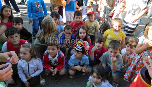 &Tau;&alpha; &pi;&alpha;&iota;&delta;&iota;ά έ&pi;&alpha;&iota;&xi;&alpha;&nu; &kappa;&alpha;&iota; &delta;&iota;&alpha;&sigma;&kappa;έ&delta;&alpha;&sigma;&alpha;&nu; &sigma;&tau;&iota;&sigmaf; &epsilon;&kappa;&delta;&eta;&lambda;ώ&sigma;&epsilon;&iota;&sigmaf; &tau;&omicron;&upsilon; &laquo;Ά&sigma;&tau;&rho;&omicron;&raquo; Market! (&epsilon;&iota;&kappa;ό&nu;&epsilon;&sigmaf; &kappa;&alpha;&iota; &beta;ί&nu;&tau;&epsilon;&omicron;)