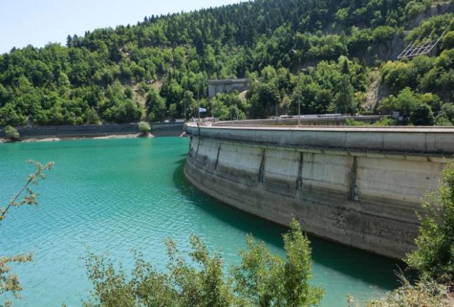 Bloomberg: "Η κυβέρνηση σχεδιάζει να συγχωνεύσει όλες τις ΔΕΥΑ"
