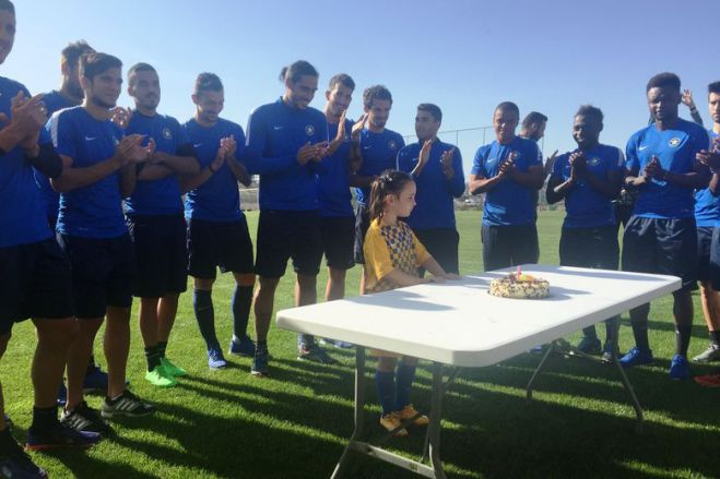 Ό&tau;&alpha;&nu; &eta; &mu;&iota;&kappa;&rho;ή Ά&nu;&nu;&alpha; &gamma;&iota;ό&rho;&tau;&alpha;&sigma;&epsilon; &tau;&alpha; &gamma;&epsilon;&nu;έ&theta;&lambda;&iota;ά &tau;&eta;&sigmaf; &sigma;&tau;&omicron; &gamma;ή&pi;&epsilon;&delta;&omicron; &tau;&omicron;&upsilon; &Alpha;&sigma;&tau;έ&rho;&alpha;! (vd)