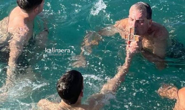 &Alpha;&gamma;&iota;&alpha;&sigma;&mu;ό&sigmaf; &tau;&omega;&nu; &upsilon;&delta;ά&tau;&omega;&nu; &sigma;&tau;&omicron; &Pi;&alpha;&rho;ά&lambda;&iota;&omicron; Ά&sigma;&tau;&rho;&omicron;&sigmaf; &Kappa;&upsilon;&nu;&omicron;&upsilon;&rho;ί&alpha;&sigmaf; (&epsilon;&iota;&kappa;ό&nu;&epsilon;&sigmaf;)