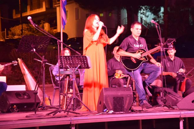 Συναυλία της Νάντιας Καραγιάννη στην πλατεία Φιλικών στην Τρίπολη (vd)