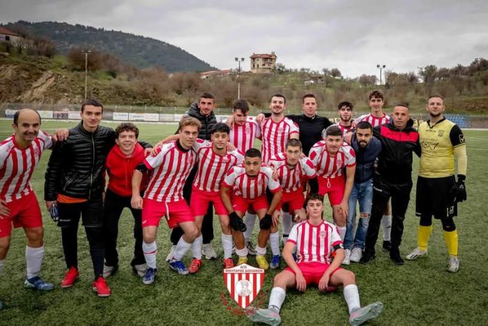 &Beta;&alpha;&lambda;ά&nu;&tau;&eta;&sigmaf; &Gamma;&kappa;&alpha;&rho;&gamma;&kappa;ά&sigma;&omicron;&upsilon;&lambda;&alpha;&sigmaf;: "&Kappa;ά&nu;&alpha;&mu;&epsilon; &tau;&omicron;&nu; &Nu;&iota;&kappa;&eta;&tau;&alpha;&rho;ά "&omicron;&iota;&kappa;&omicron;&gamma;&epsilon;&nu;&epsilon;&iota;&alpha;" &mu;έ&sigma;&alpha; &kappa;&alpha;&iota; έ&xi;&omega; &alpha;&pi;ό &tau;&omicron; &gamma;ή&pi;&epsilon;&delta;&omicron;"