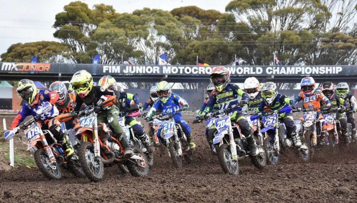 &Sigma;&tau;&eta; &Mu;&epsilon;&gamma;&alpha;&lambda;ό&pi;&omicron;&lambda;&eta; &tau;&omicron; &Pi;&alpha;&gamma;&kappa;ό&sigma;&mu;&iota;&omicron; &Pi;&rho;&omega;&tau;ά&theta;&lambda;&eta;&mu;&alpha; Junior Motocross (&Mu;&Chi;)