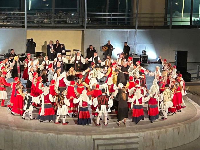 &Gamma;&iota;&omicron;&rho;&tau;ή - ύ&mu;&nu;&omicron;&sigmaf; &sigma;&tau;&eta;&nu; &Alpha;&rho;&kappa;&alpha;&delta;ί&alpha; &sigma;&tau;&omicron; &Beta;&epsilon;ά&kappa;&epsilon;&iota;&omicron; &Theta;έ&alpha;&tau;&rho;&omicron; &tau;&omicron;&upsilon; &Pi;&epsilon;&iota;&rho;&alpha;&iota;ά! (&epsilon;&iota;&kappa;ό&nu;&epsilon;&sigmaf; - &beta;ί&nu;&tau;&epsilon;&omicron;)