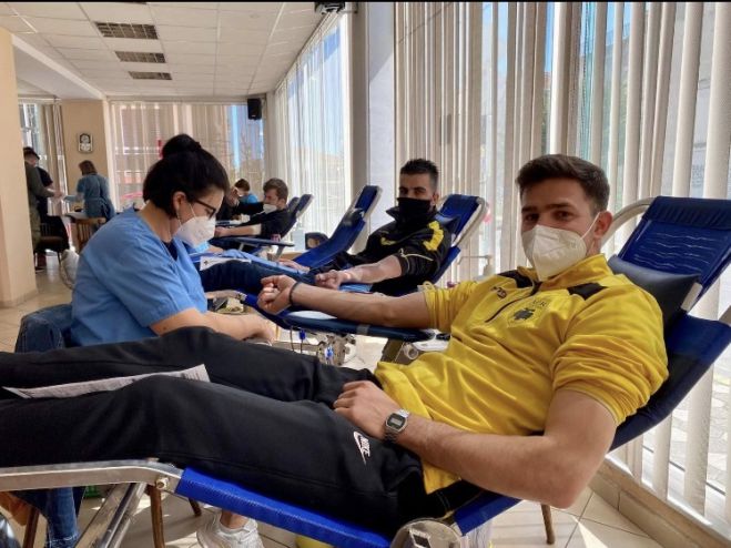 &Alpha;&nu;&tau;&iota;&pi;&rho;&omicron;&sigma;&omega;&pi;&epsilon;ί&alpha; &tau;&eta;&sigmaf; &Alpha;&Epsilon;&Kappa; &Tau;&rho;ί&pi;&omicron;&lambda;&eta;&sigmaf; &sigma;&tau;&eta;&nu; &alpha;&iota;&mu;&omicron;&delta;&omicron;&sigma;ί&alpha; &tau;&omicron;&upsilon; "Ά&xi;&iota;&omicron;&nu; &Epsilon;&sigma;&tau;ί"