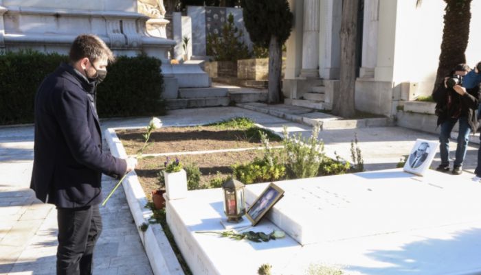 &Lambda;&omicron;&upsilon;&lambda;&omicron;ύ&delta;&iota;&alpha; &sigma;&tau;&omicron;&upsilon;&sigmaf; &tau;ά&phi;&omicron;&upsilon;&sigmaf; &tau;&omicron;&upsilon; &Alpha;&nu;&delta;&rho;έ&alpha; &Pi;&alpha;&pi;&alpha;&nu;&delta;&rho;έ&omicron;&upsilon; &kappa;&alpha;&iota; &tau;&eta;&sigmaf; &Phi;ώ&phi;&eta;&sigmaf; &Gamma;&epsilon;&nu;&nu;&eta;&mu;&alpha;&tau;ά &alpha;&pi;ό &tau;&omicron;&nu; &Nu;ί&kappa;&omicron; &Alpha;&nu;&delta;&rho;&omicron;&upsilon;&lambda;ά&kappa;&eta;