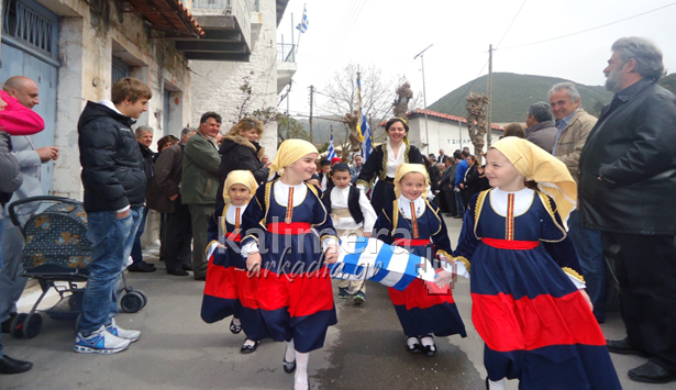 &Eta; &Kappa;&omicron;&nu;&tau;&omicron;&beta;ά&zeta;&alpha;&iota;&nu;&alpha; &tau;ί&mu;&eta;&sigma;&epsilon; &tau;&eta;&nu; &Epsilon;&theta;&nu;&iota;&kappa;ή &Epsilon;&pi;έ&tau;&epsilon;&iota;&omicron; &tau;&eta;&sigmaf; &laquo;25&eta;&sigmaf; &Mu;&alpha;&rho;&tau;ί&omicron;&upsilon;&raquo; (&epsilon;&iota;&kappa;ό&nu;&epsilon;&sigmaf;)