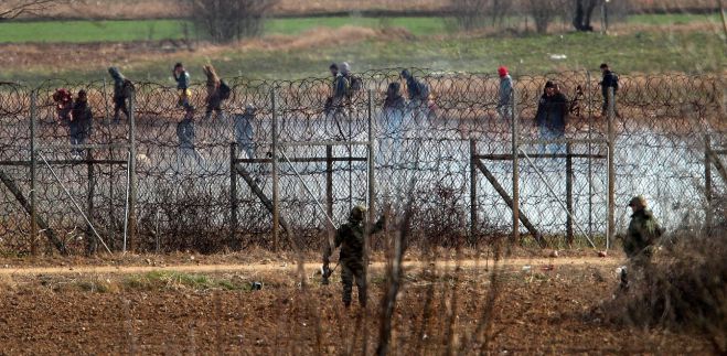 Βίντεο - ντοκουμέντο | Τούρκοι αστυνομικοί εκτοξεύουν τα δακρυγόνα στην Ελλάδα