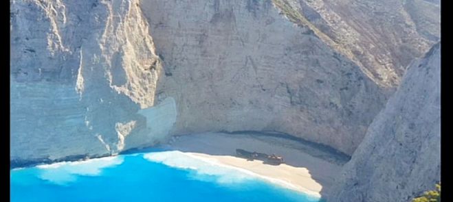 Άλλαξε χρώμα η θάλασσα στο «Ναυαγιο» | Τα πρώτα πλάνα από ελικόπτερο μετά το σεισμό