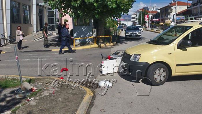 Τροχαίο ατύχημα με Ι.Χ. και μηχανάκι delivery έξω από την αστυνομία στην Τρίπολη